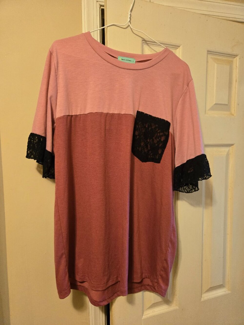 Sunshine & Rodeo L 2 pin hue t-shirt with black lace trim